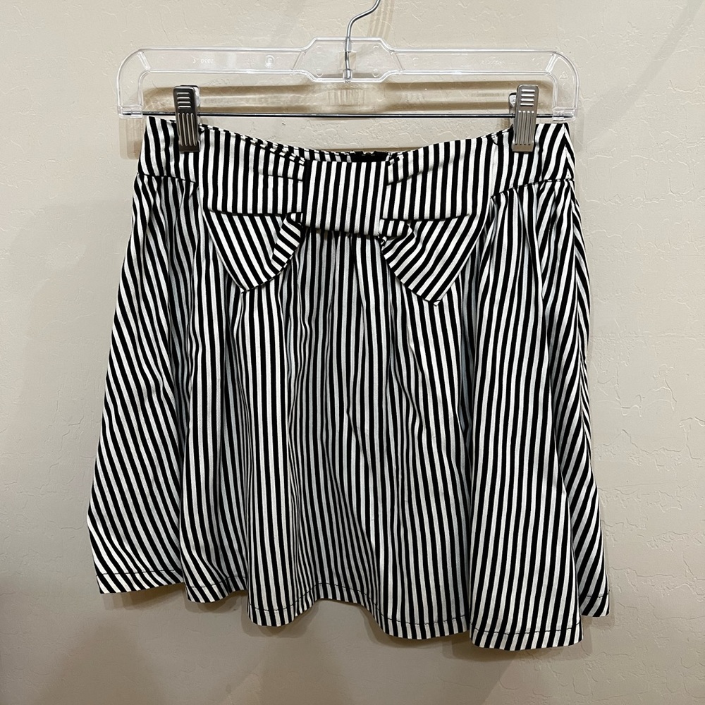 Size S Black/White skirt with bow, barely worn in new condition!